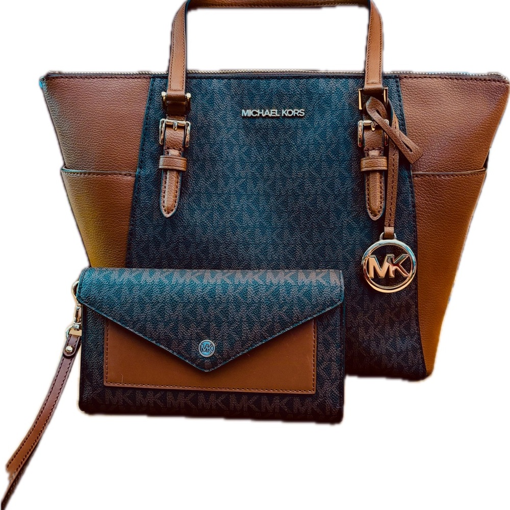 Michael Kors Signature Charlotte with Large Jet Set Signature Envelope Wristlet